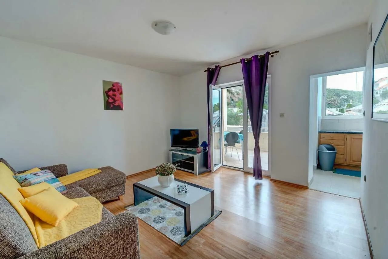 Apartments Savar - Ilo Brbinj