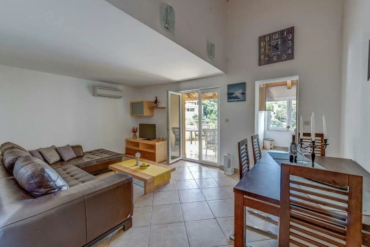 Apartments Savar - Ilo Brbinj