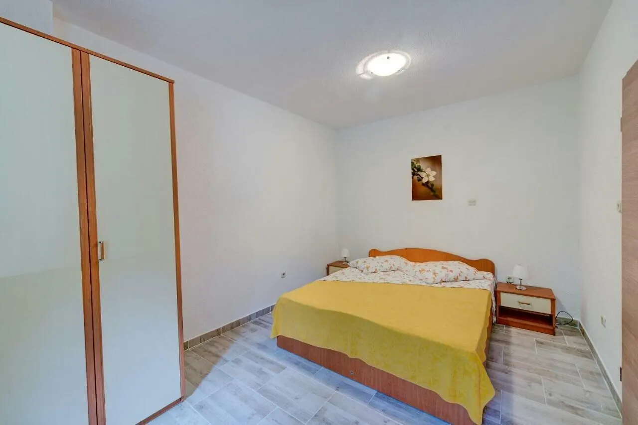 Apartments Savar - Ilo Brbinj